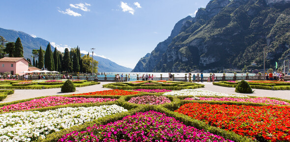 Garda Trentino - Riva del Garda - Panorama dai giardini 

